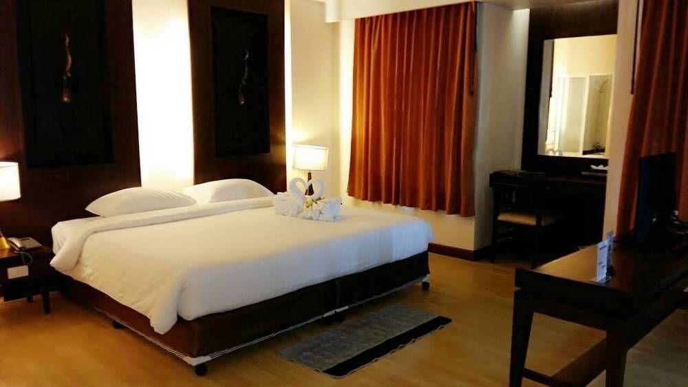 Aiyara Palace Pattaya Exterior photo A room at the hotel