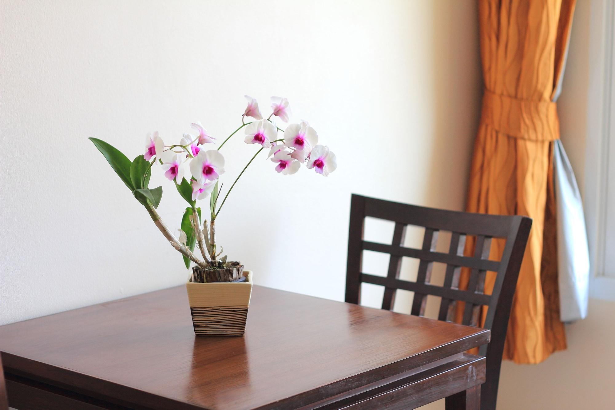 Aiyara Palace Pattaya Exterior photo A table with a chair