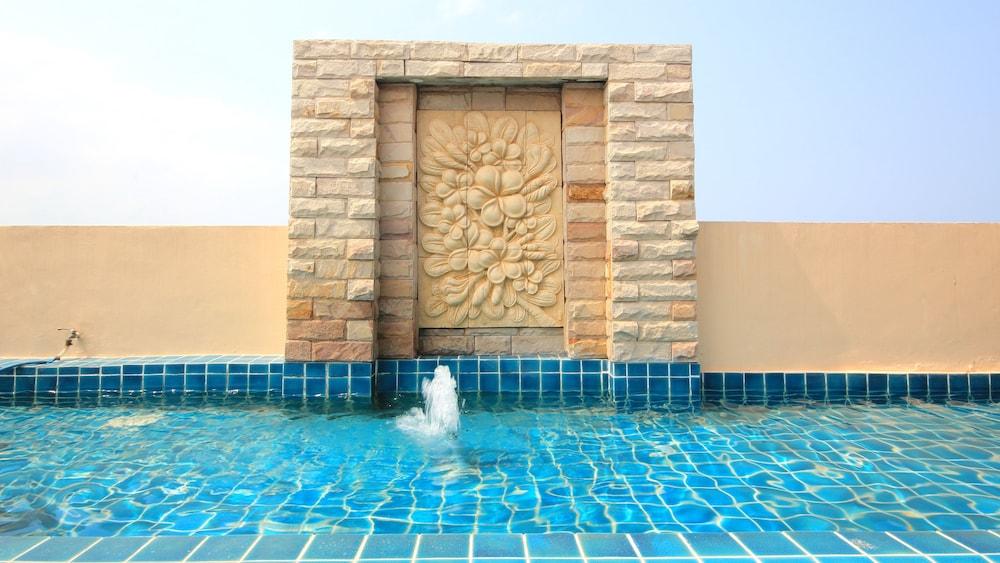 Aiyara Palace Pattaya Exterior photo A wall fountain
