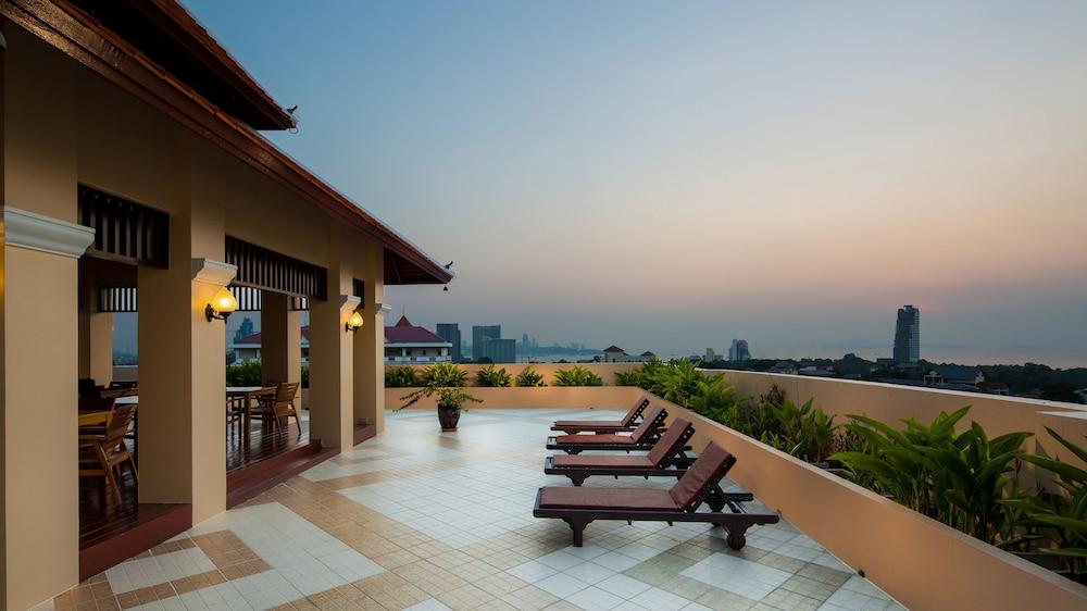 Aiyara Palace Pattaya Exterior photo Rooftop pool at the Royal Thai Hotel