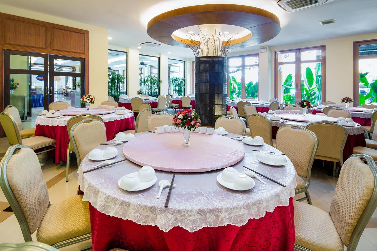 Aiyara Palace Pattaya Exterior photo A restaurant in Vietnam
