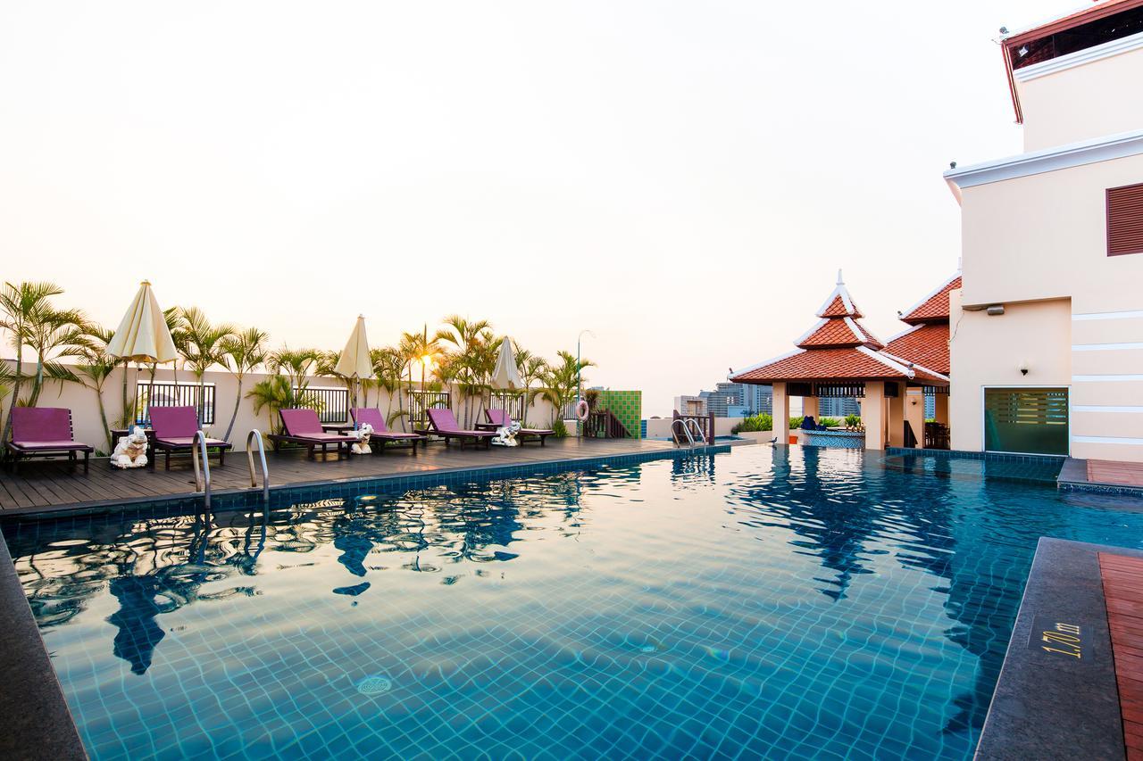 Aiyara Palace Pattaya Exterior photo The swimming pool at the hotel