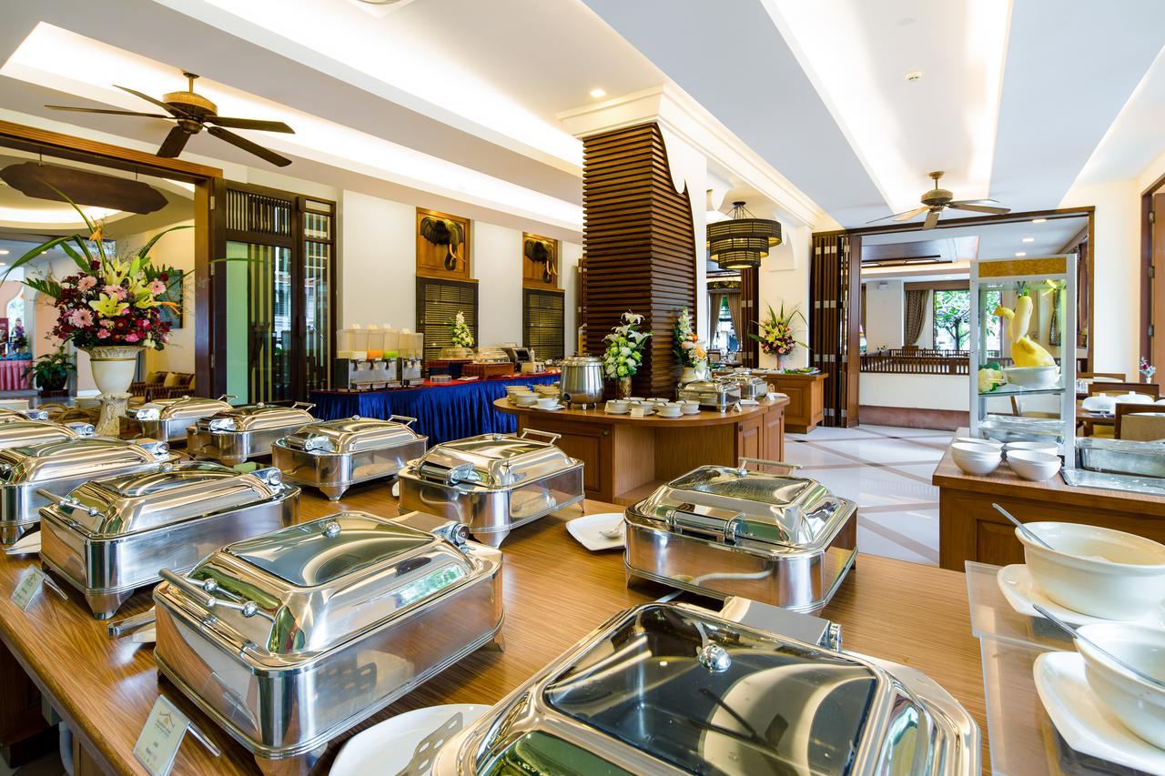 Aiyara Palace Pattaya Exterior photo A buffet at a hotel