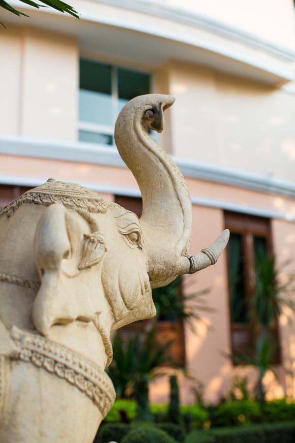 Aiyara Palace Pattaya Exterior photo The elephant statue at the entrance of the hotel