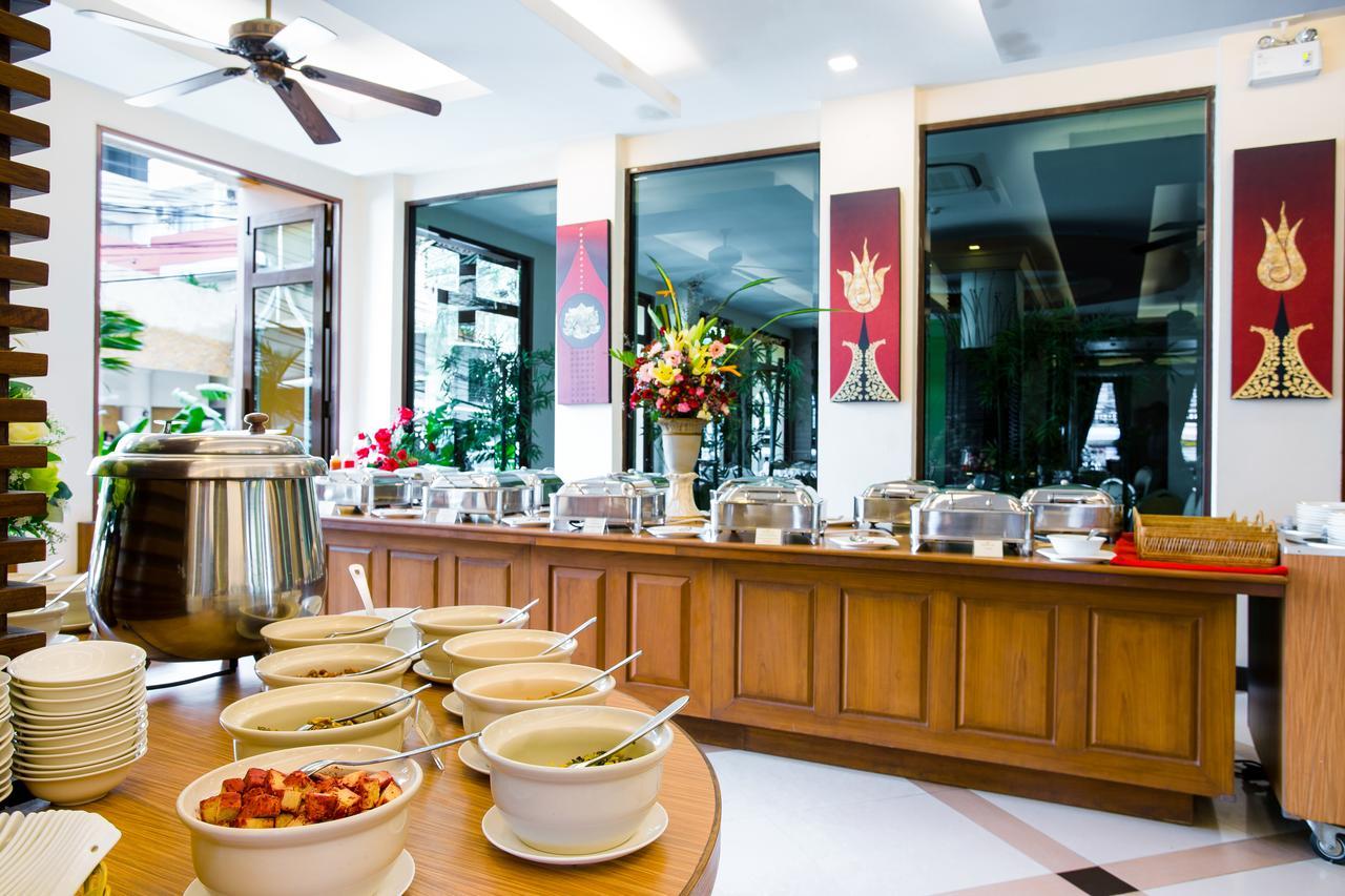 Aiyara Palace Pattaya Exterior photo A buffet at a hotel
