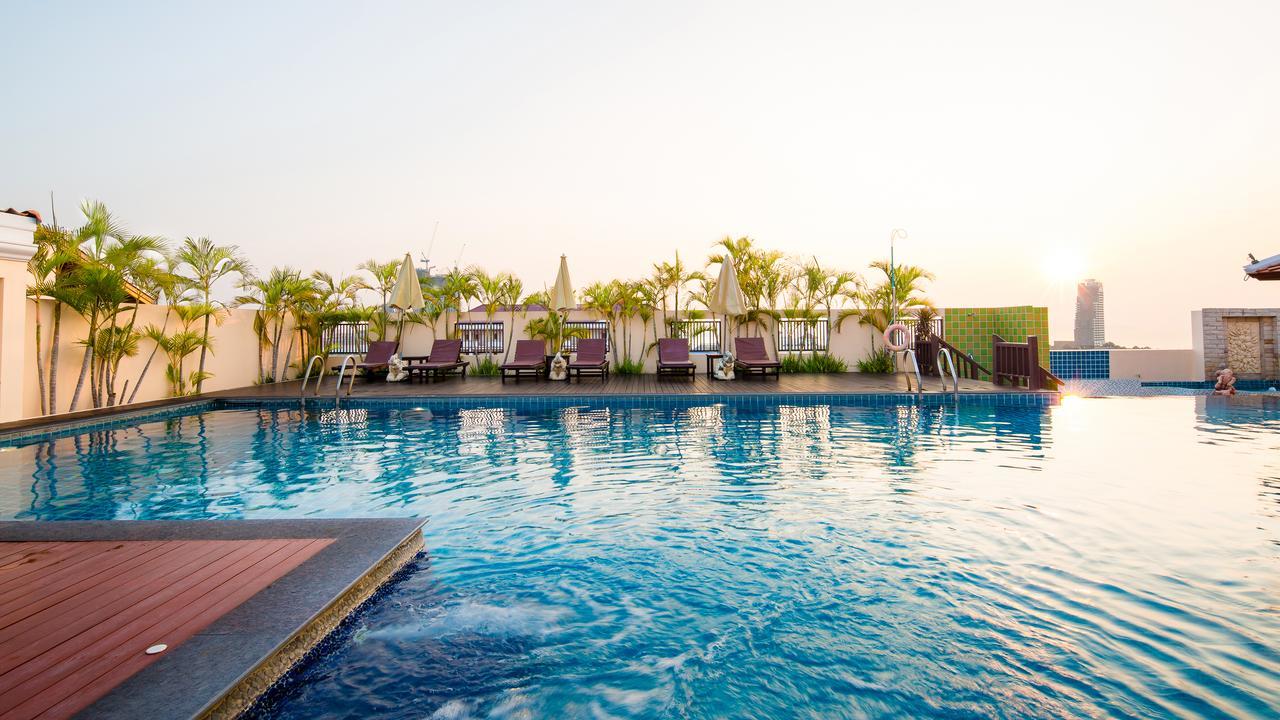 Aiyara Palace Pattaya Exterior photo The swimming pool at the hotel