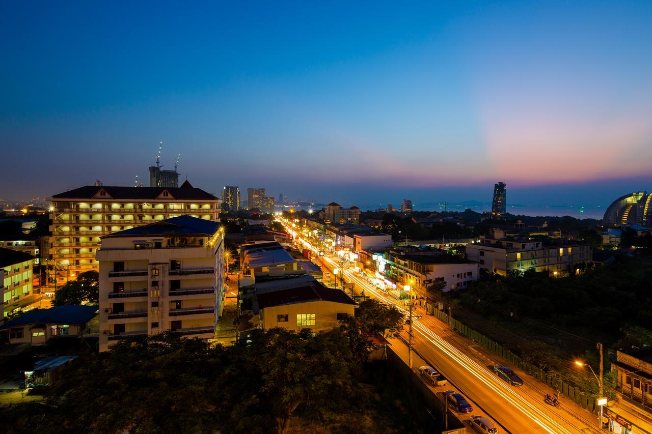 Aiyara Palace Pattaya Exterior photo View of the city at night