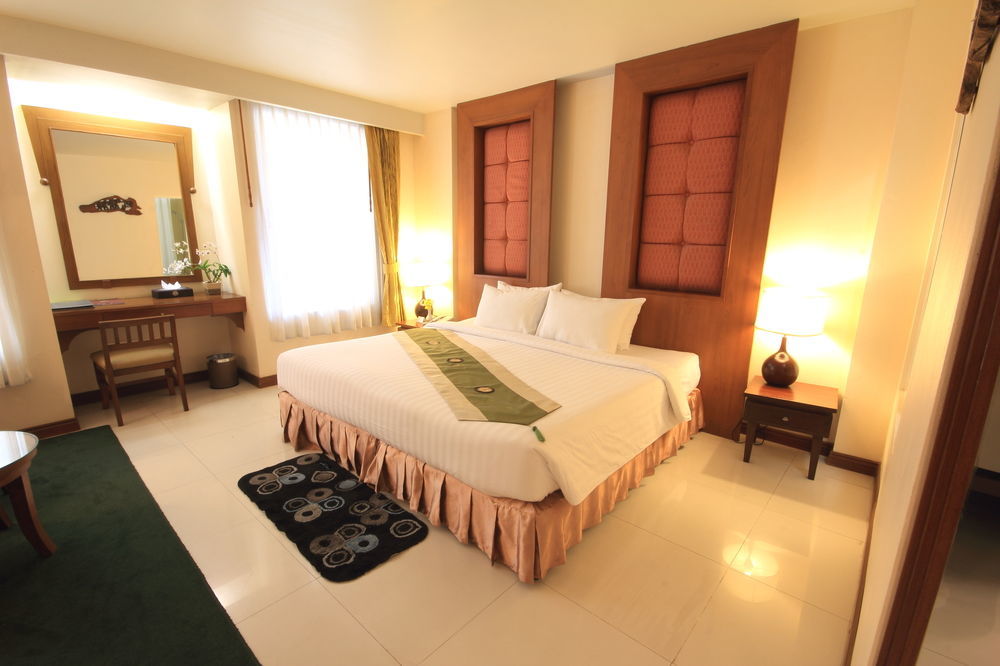 Aiyara Palace Pattaya Exterior photo A bedroom at the Royal Thai Hotel