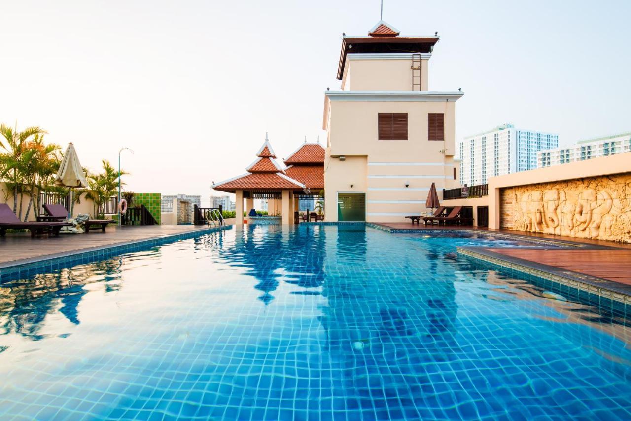 Aiyara Palace Pattaya Exterior photo The swimming pool at the hotel